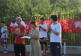 九游体育中国官网-包含比赛中球员们齐心协力，力争胜利的词条