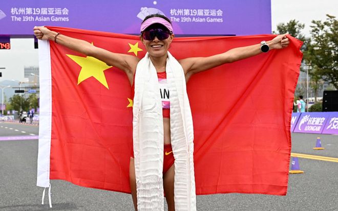 田径运动员充满激情获得金牌 田径运动员充满激情获得金牌