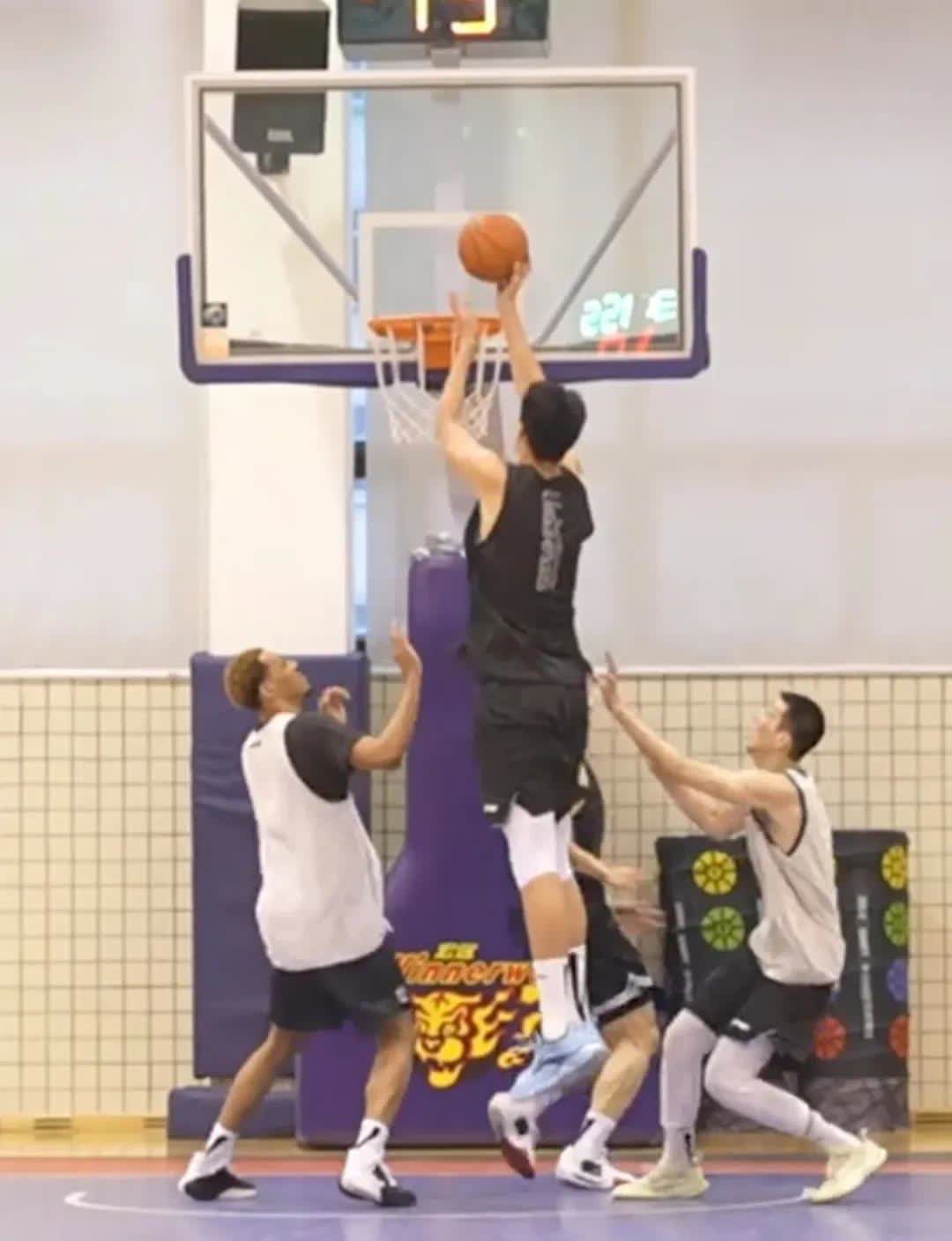 包含全情投入！球队博弈角逐拼搏胜负的词条