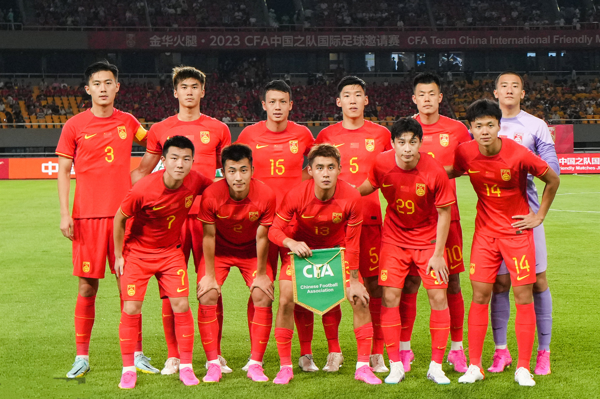 足球赛场创造辉煌，中国队赢得喝彩