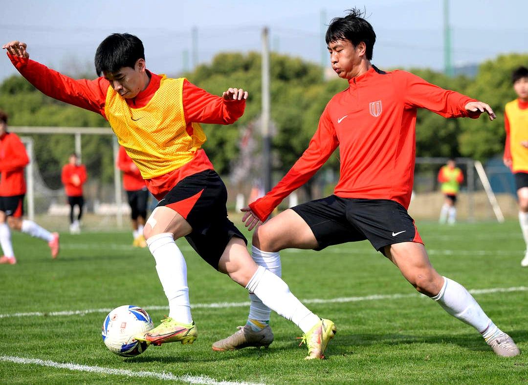 比赛中球员精彩表现,为球迷带来惊喜 比赛中球员精彩表现,为球迷带来惊喜