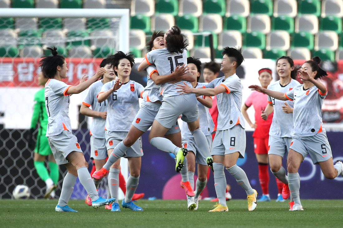 挪威女足队员破门得分、防守稳固，夺得胜利