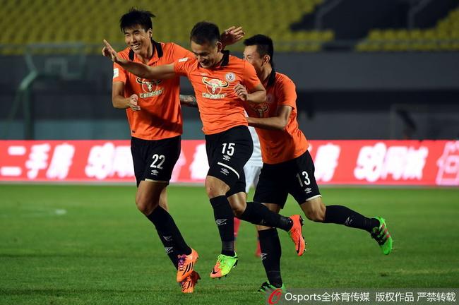 包含大连一方紧追领头羊，豪取连胜的词条