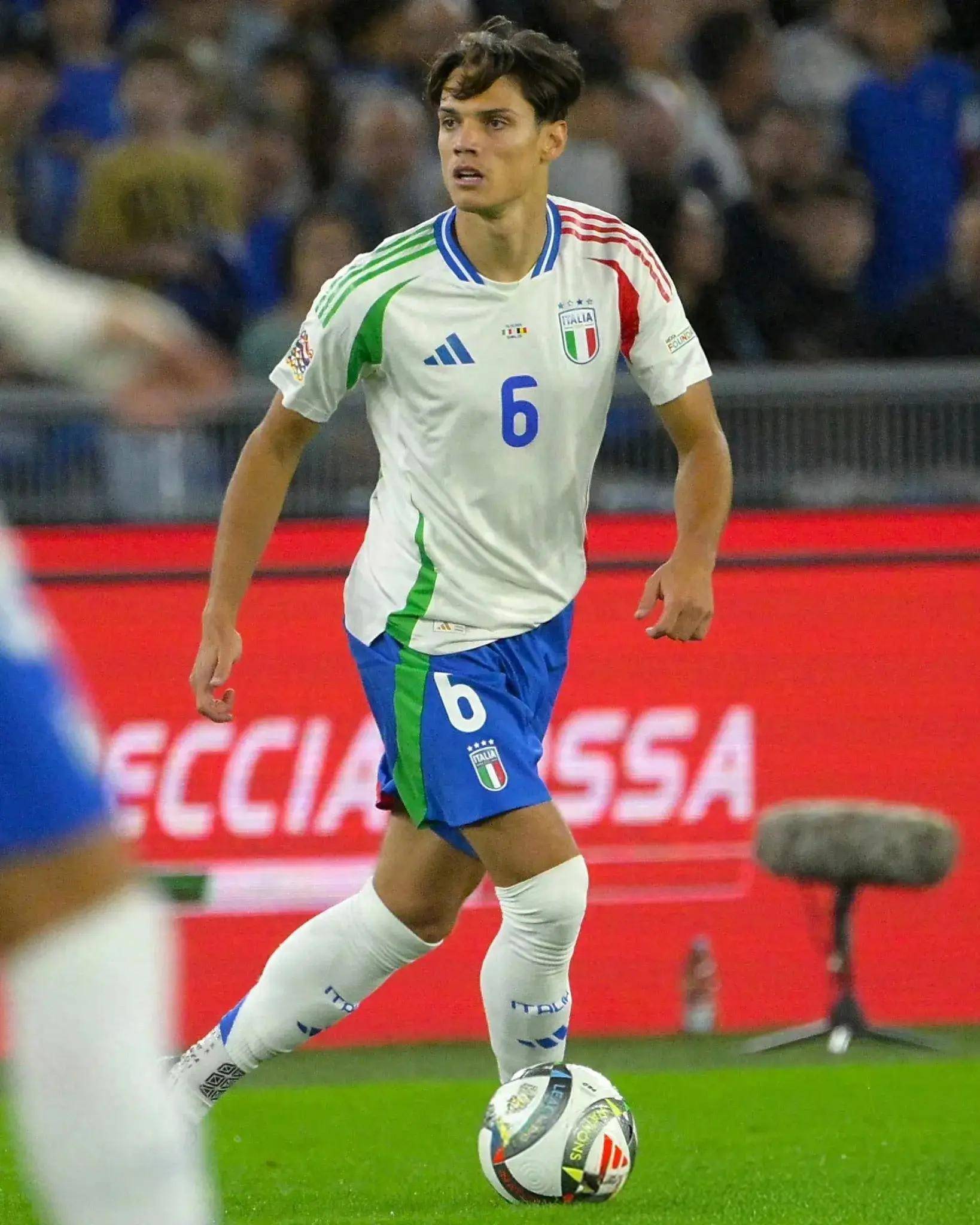 九游体育-意大利足球比赛中一名球员的表现引人瞩目