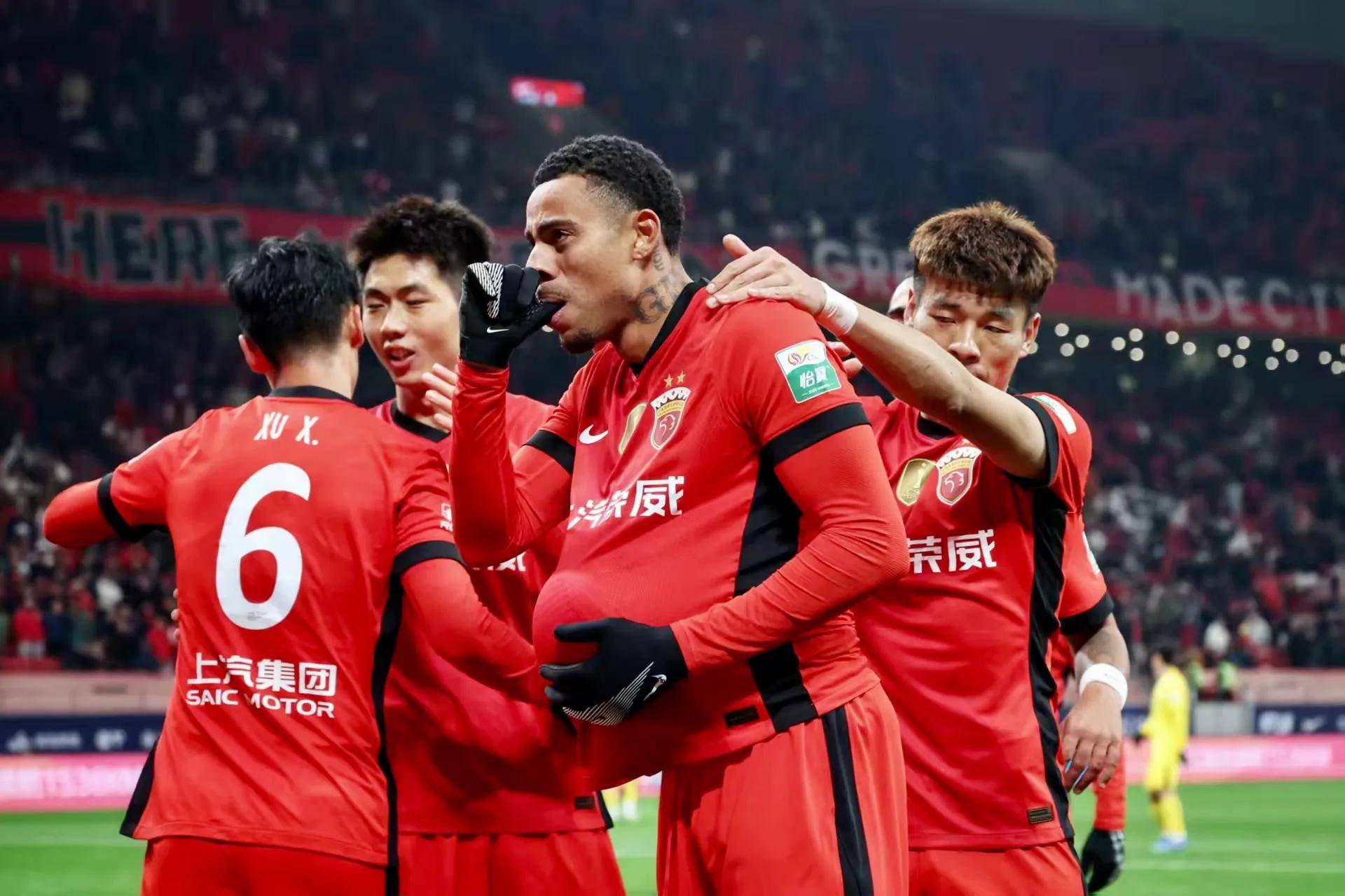 中超球队全队出征，士气高涨